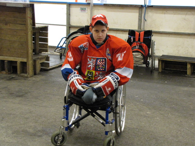 s lvíčkem na prsou